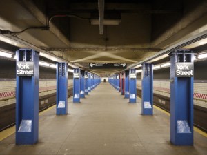 York Street 駅構内